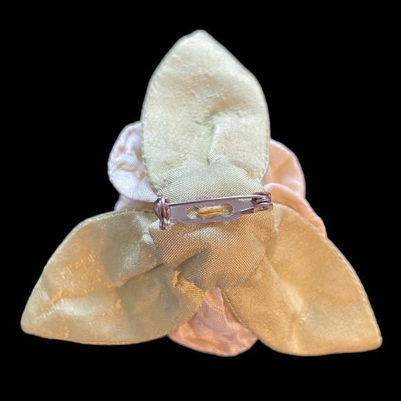 3 for $25❗️Handmade Cream Rose Brooch - Picture 5 of 6